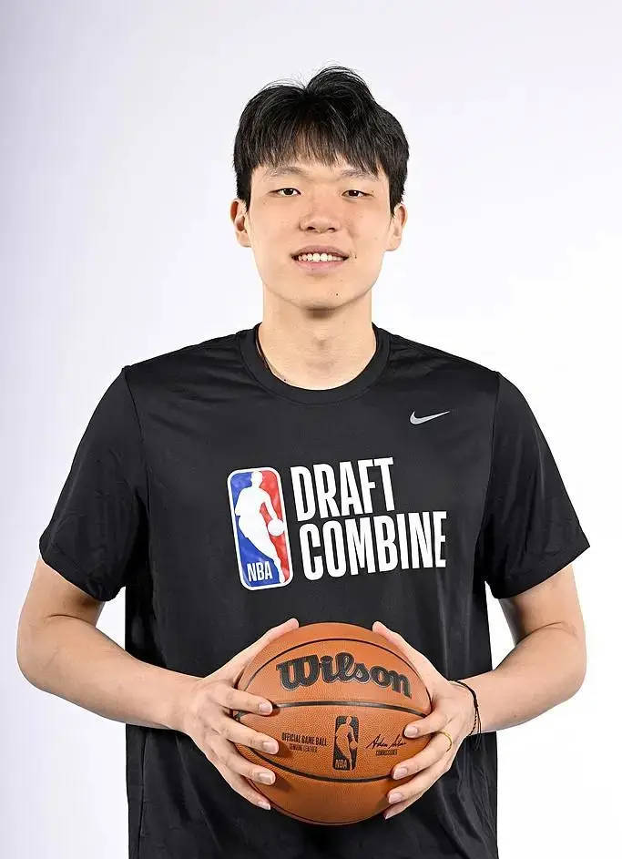 杨瀚森联合试训定妆照出炉 5V5比赛身披18号球衣