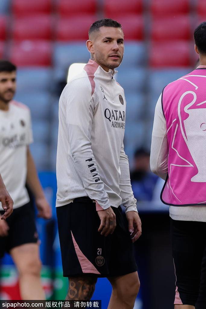 法甲变天！巴黎5-0横扫国米，历史性捧杯欧冠，1150万法国人见证奇迹！